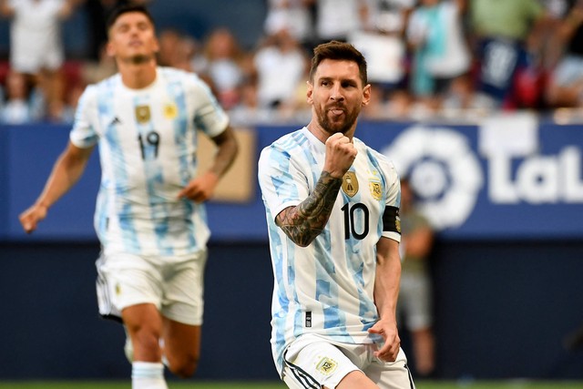 Pemain Argentina Lionel Messi berselebrasi setelah mencetak gol saat hadapi Estonia di stadion El Sadar di Pamplona, Minggu (5/2/2022). Foto: Ander Gillenea/AFP'