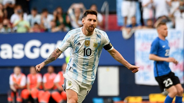 Pemain Argentina Lionel Messi berselebrasi setelah mencetak gol saat hadapi Estonia di stadion El Sadar di Pamplona, Minggu (5/2/2022). Foto: Ander Gillenea/AFP