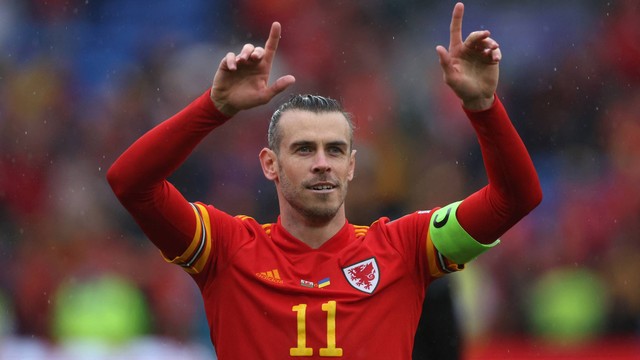 Pemain Wales Gareth Bale merayakan setelah lolos ke Piala Dunia di Stadion Cardiff City, Cardiff, Wales, Inggris, Minggu (5/6/2022). Foto: Action Images via Reuters/Matthew Childs