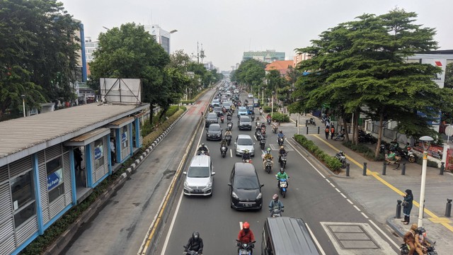 Penerapan aturan ganjil genap di ruas Jalan Salemba Raya-Kramat Raya, Jakarta Pusat, Senin (6/6). Foto: Jonathan Devin/kumparan