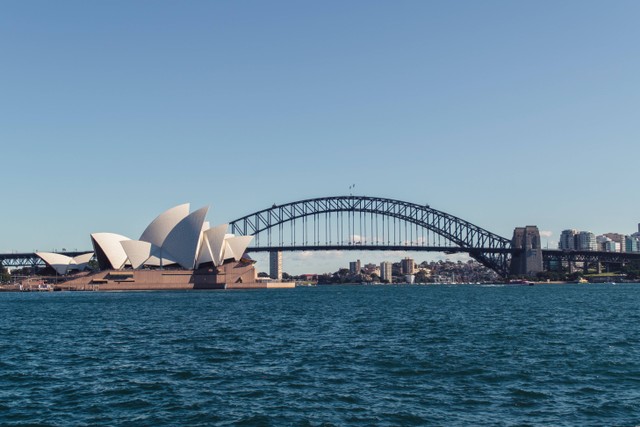 Ilustrasi Jembatan lengkung panjang yang pernah dibuat adalah jembatan Sydney, sumber foto: (April Pethybridge) by Unsplash.com