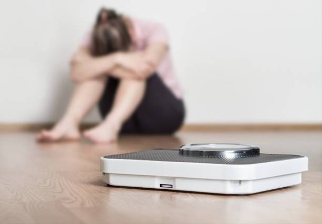 Ilustrasi penderita anoreksia yang mengalami ketakutan terhadap berat badan. Foto: Unsplash