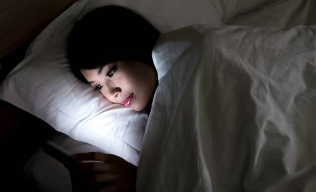 Ilustrasi main HP sebelum tidur. Foto: Shutter stock