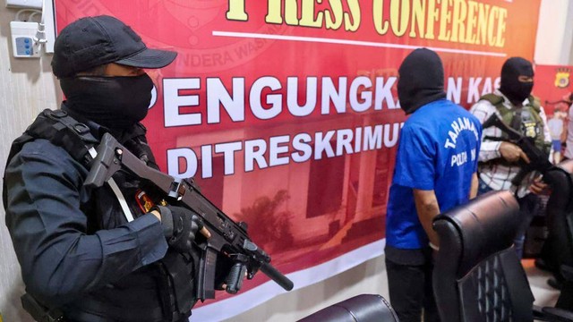 Tersangka AB alias TW dihadirkan pada konferensi pers pengungkapan kasus penembakan dua warga Indrapuri, Aceh Besar, yang berlangsung di Mapolda Aceh, Senin (6/6/2022). Foto: Suparta/acehkini