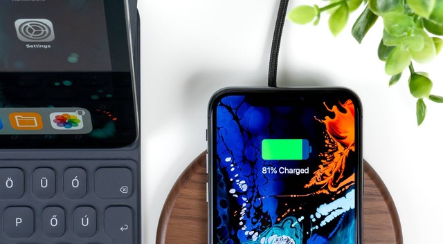 Ilustrasi HP fast charging. Foto: Daniel Korpai/unsplash
