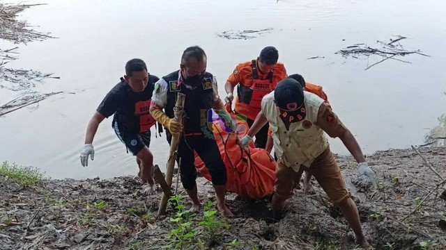 Tim SAR, saat mengevakuasi mayat Mahtalimah Abdul Prastyo, warga Purwosari, yang ditemukan mengapung di Sungai Bengawan Solo, di wilayah Kecamatan Gayam, Kabupaten Bojonegoro, Senin (06/06/2022) (foto: dok istimewa)