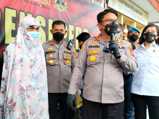 Polres Cirebon Kota menangkap pencuri bermukenah asal Tegal Jawa Tengah.(Juan)