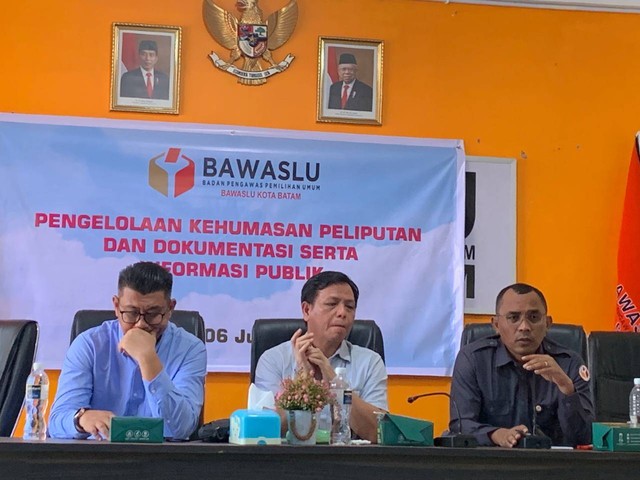 Komisioner Bidang Hukum Bawaslu Kota Batam, Mangihut Rajagukguk (kanan) saat sosialisasi di Kantor Bawaslu Batam. (Foto: Margaretha/batamnews)