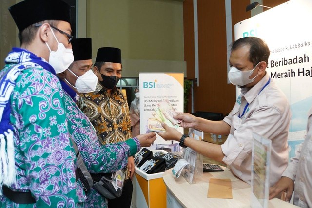 Petugas Bank Syariah Indonesia (BSI) melayani transaksi jemaah calon haji Indonesia. Foto: Dok. BSI