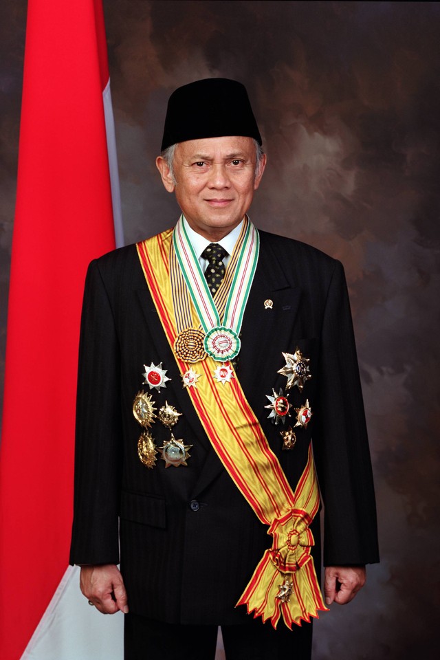 Gambar 1 (source: https://commons.wikimedia.org/wiki/File:B.J._Habibie_with_presidential_decorations.jpg)