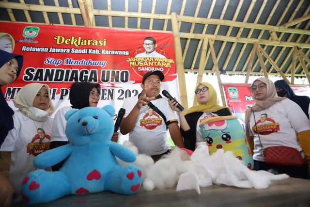 Relawan Jaringan Wanita Nusantara (Jawara) Sandi Kabupaten Karawang menggelar pelatihan untuk para pelaku Usaha Mikro Kecil Menengah (UMKM) dan emak-emak. Foto: Dok. Istimewa