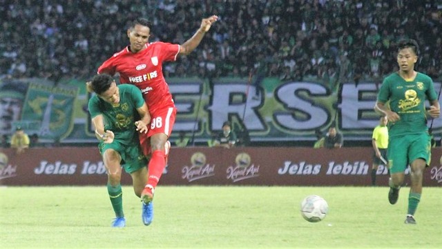 Pemain Persis Solo dan Persebaya Surabaya berebut bola saat laga persahabatan di Gelora Bung Tomo (GBT) Surabaya, Minggu (22/05/2022). FOTO: Dok Persis Solo