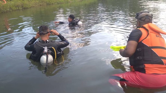 Penyelam dari Tim SAR gabungan melakukan pencarian korban tenggelam di Kali Waga-waga Timika. (Foto SAR Timika)