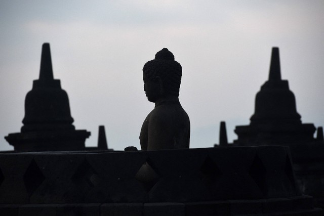 Patung Buddha di candi Borobudur, Magelang, Jawa Tengah.  Foto: GOH CHAI HIN / AFP