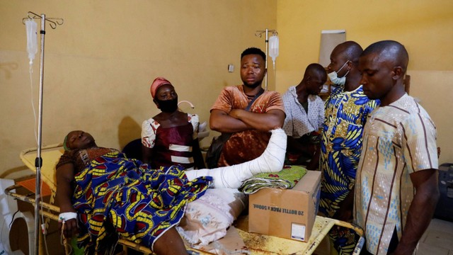 Korban serangan pria bersenjata saat misa Minggu, menerima perawatan di Pusat Medis Federal di Owo, Ondo, Nigeria. Foto: Temilade Adelaja/REUTERS.