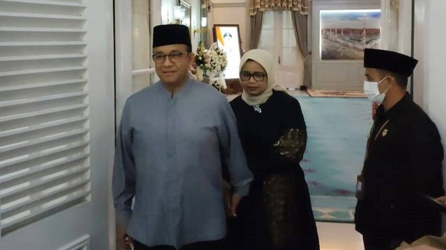 Gubernur DKI Jakarta Anies Baswedan dan istrinya, Fery Farhati, usai temui Ridwan Kamil di Gedung Pakuan untuk sampaikan duka cita atas wafatnya Eril pada Senin (6/6). Foto: Rachmadi Rasyad/kumparan