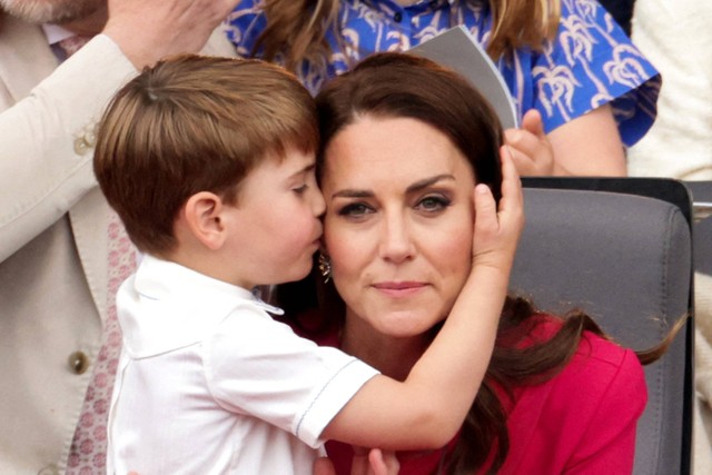 Pangeran Louis mencium Kate Middleton selama acara Platinum Jubilee Pageant di Buckingham Palace, London, Inggris. Foto: Chris Jackson / POOL / AFP