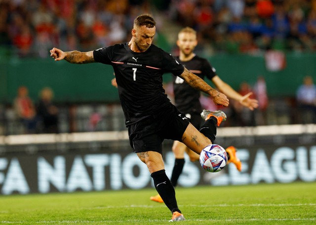 Pemain Austria Marko Arnautovic menembak ke gawang Denmark di Pertandingan UEFA Nations League di Stadion Ernst Happel, Wina, Austria. Foto: Lisa Leutner/Reuters