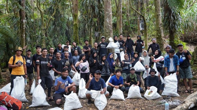 Puluhan Pegiat Lingkungan Menggelar Operasi Bersih Sampah Di Gunung