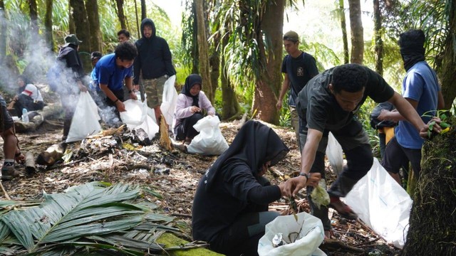 Puluhan Pegiat Lingkungan Menggelar Operasi Bersih Sampah Di Gunung