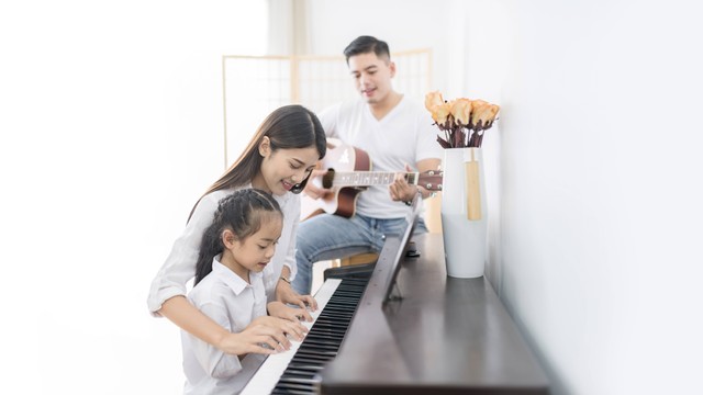 Ilustrasi keluarga bermain alat musik dan bernyanyi. Foto: Pakorn Khantiyaporn/Shutterstock.