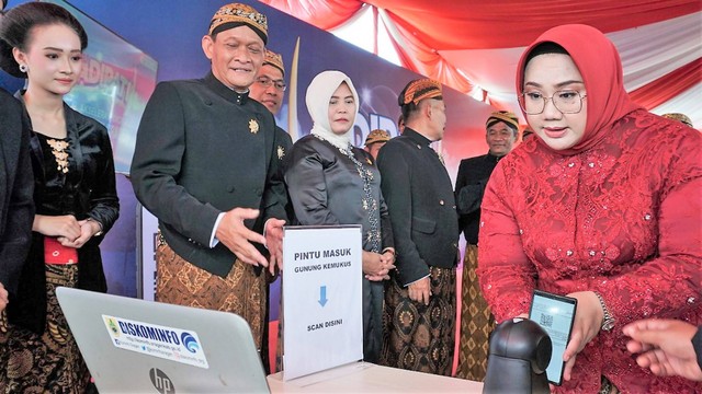 Bupati Sragen, Kusdinar Untung Yuni Sukowati, meluncurkan tiket elektronik untuk destinasi wisata di Alun-Alun Sasana Langen Putra Sragen, Jumat (27/05/2022). FOTO: sragenkab.go.id
