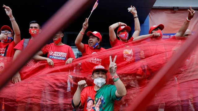 Pendukung kandidat Presiden Ferdinand "Bongbong" Marcos Jr. berpose usai merayakan hasil parsial dari Pemilihan Nasional 2022 di Mandaluyong, Filipina, Selasa (10/5/2022). Foto: Willy Kurniawan/REUTERS