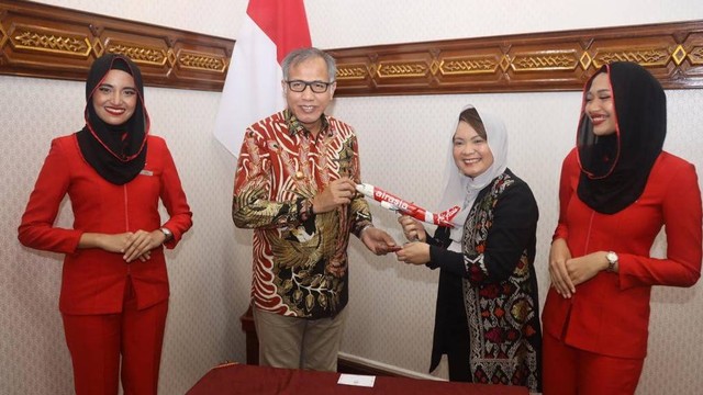 Gubernur Aceh Nova Iriansyah menerima miniatur pesawat AirAsia dari CEO AirAsia Indonesia, Veranita Yosephine saat menggelar silaturahmi dan audiensi di Meuligoe Gubernur Aceh, Banda Aceh, Sabtu (4/6/2022). Foto: Humas Setda Aceh