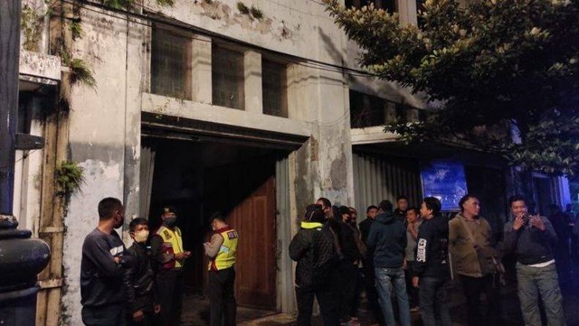 Polisi mengamankan lokasi penemuan bahan peledak di Jalan Asia Afrika, Kota Bandung, Jawa Barat, Senin (6/6/2022) malam. Foto: Bagus Ahmad Rizaldi/ANTARA