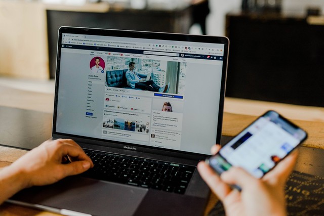 Ilustrasi bermain Facebook. Foto: Austin Distel/unsplash