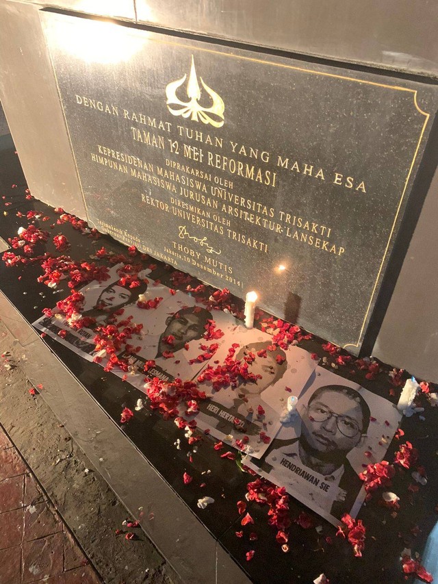 Peringatan 24 Tahun Tragedi Trisakti oleh Teriak TGP di Tugu Tragedi 12 Mei, Jakarta, Kamis (12/5/2022). Foto: Dokumentasi Pribadi