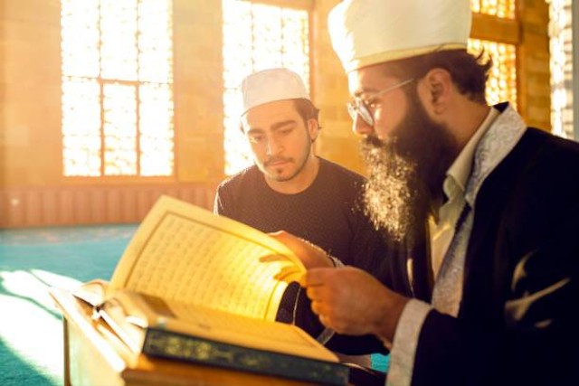 Ilustrasi umat Muslim yang mempelajari ilmu fiqih. Foto: Unsplash