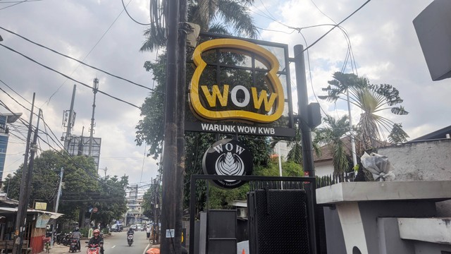 Suasana Kafe WOW, Kalibata, Pancoran, Jakarta Selatan, Selasa (7/6). Foto: Jonathan Devin/kumparan