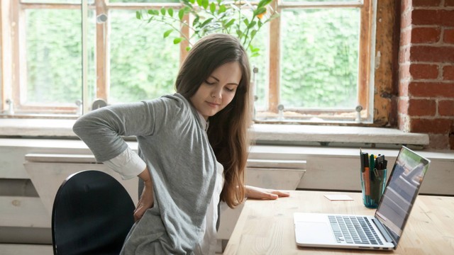 Ilustrasi duduk terlalu lama. Foto: fizkes/Shutterstock