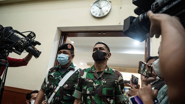 Terdakwa kasus pembunuhan berencana, Kolonel Inf Priyanto (kanan), memasuki ruang sidang untuk menjalani sidang dengan agenda pembacaan vonis di Pengadilan Militer Tinggi II Jakarta Timur, Jakarta, Selasa (7/6/2022). Foto: Aprillio Akbar/ANTARA FOTO