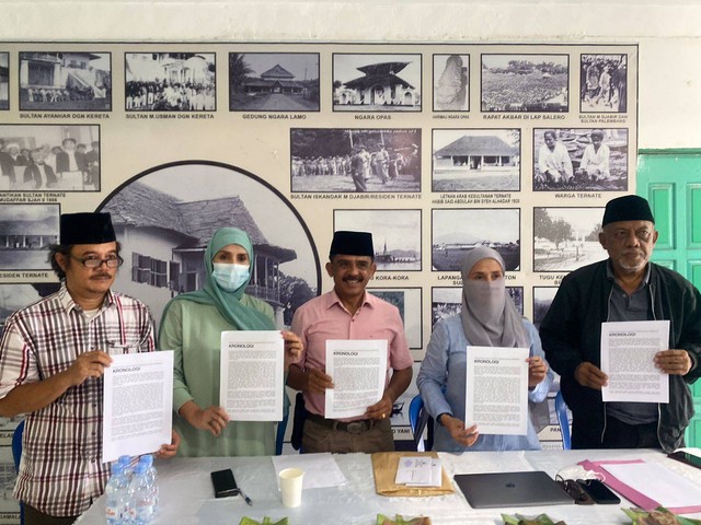 Anak-anak Sultan Ternate ke-48 saat melakukan konfrensi pers di Ngara Lamo. Foto: Samsul/cermat