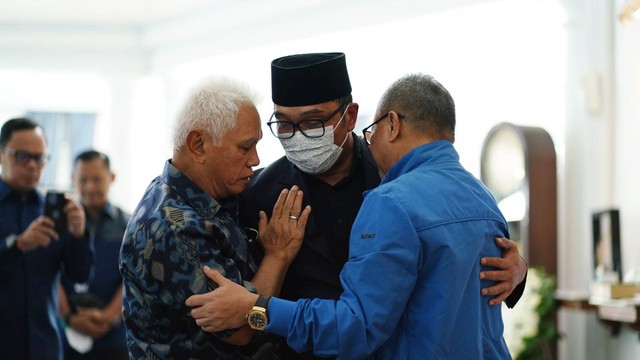 Momen Zulkifli Hasan dan Hatta Rajasa temui dan peluk erat Ridwan Kamil di Gedung Pakuan, Kota Bandung pada Selasa (7/7). Foto: Dok. Istimewa