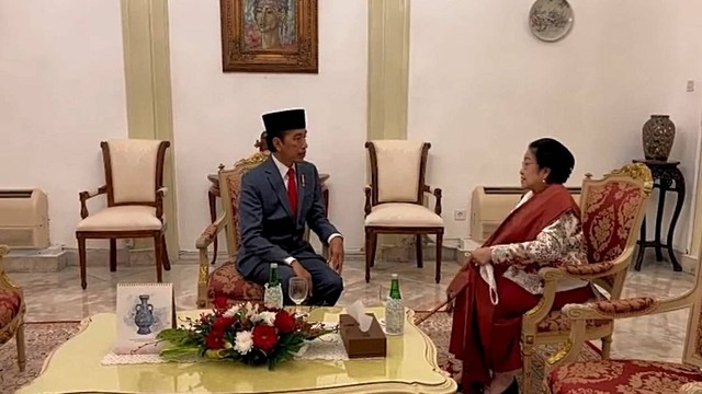 Pertemuan Presiden Joko Widodo dengan Presiden ke-5 RI Megawati Soekarnoputri.
 Foto: Instagram/@pramonoanungw