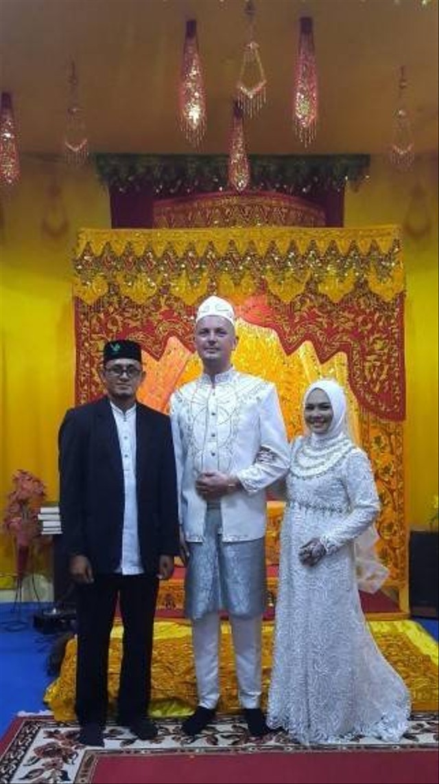 Maryamah, gadis Gampong Iboih di Kota Sabang, Aceh, resmi dinikahi oleh bule asal Polandia, Debski Lukasz Pawel. Foto: Dok. Kemenag Aceh