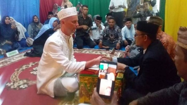 Bule Polandia, Debski Lukasz Pawel, mengucapkan ijab kabul saat prosesi akad nikah yang berlangsung di KUA Kecamatan Sukakarya, Kota Sabang. Foto: Kemenag Aceh
