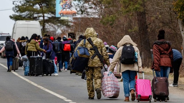 Potret Pengungsi Ukraina Meninggalkan Kediamannya (Foto: Shutterstock - 2131281067)