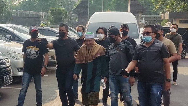 Pimpinan Khilafatul Muslimin Abdul Qadir Hasan Baraja tiba di Polda Metro Jaya, Selasa (7/6/2022).  Foto: Jonathan Devin/kumparan