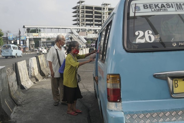 Sejumlah calon penumpang menaiki angkutan  kota (angkot) di Terminal Kampung Melayu, Jakarta Timur, Selasa (6/7/2022). Foto: Iqbal Firdaus/kumparan