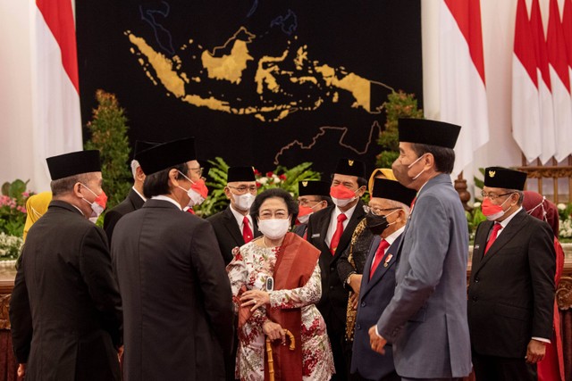Presiden Joko Widodo (kedua kanan) dan Wakil Presiden Ma'ruf Amin (ketiga kanan) berbincang dengan Anggota Dewan Pengarah Badan Pembinaan Ideologi Pancasila (BPIP) seusai dilantik di Istana Negara, Jakarta, Selasa (7/6/2022). Foto: Sigid Kurniawan/ANTARA FOTO