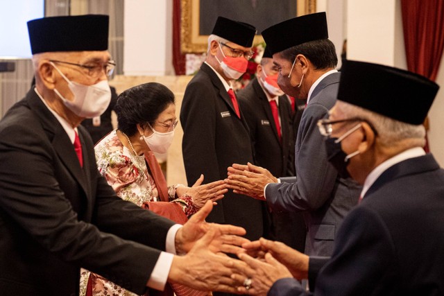 Presiden Joko Widodo (kedua kanan) dan Wakil Presiden Ma'ruf Amin (kanan) memberikan selamat kepada Anggota Dewan Pengarah Badan Pembinaan Ideologi Pancasila (BPIP) seusai dilantik di Istana Negara, Jakarta, Selasa (7/6/2022). Foto: Sigid Kurniawan/ANTARA FOTO