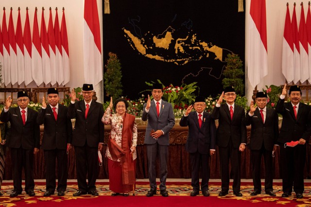 Presiden Joko Widodo (tengah) dan Wakil Presiden Ma'ruf Amin (keempat kanan) berfoto bersama Anggota Dewan Pengarah Badan Pembinaan Ideologi Pancasila (BPIP) seusai dilantik di Istana Negara, Jakarta, Selasa (7/6/2022). Foto: Sigid Kurniawan/ANTARA FOTO