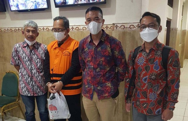 Dikawal Jaksa KPK, Eks Hakim PN Surabaya Ditahan di Rutan Medaeng