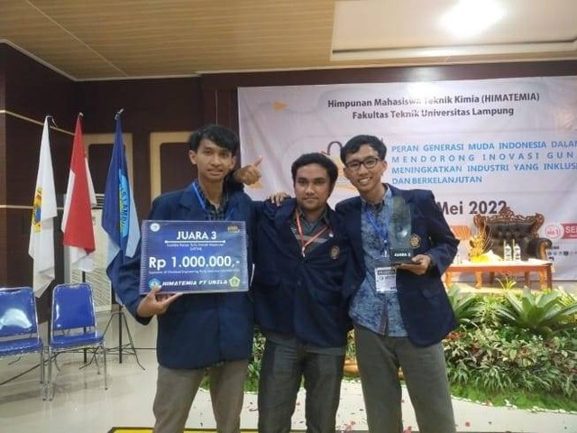 Tim Polinema berhasil meraih juara III pada Lomba Karya Tulis Ilmiah Nasional Explosion of Chemical Engineering Study Activities 2022, di Universitas Lampung. Foto: dok Polinema