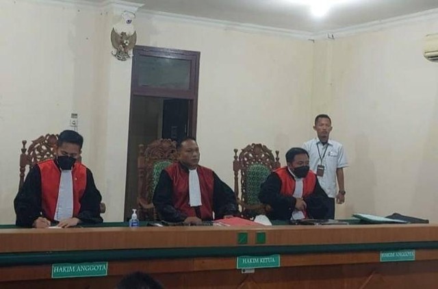 Persidangan pembunuhan Dede Saputra (32) di PN Kota Agung, Tanggamus. | Foto: Ist