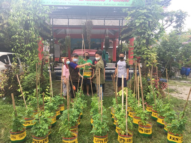 Kelompok 148 bersama Ketua RW 07 untuk serah terima pot bunga telang (https://www.instagram.com/kknt148upnvjt/)